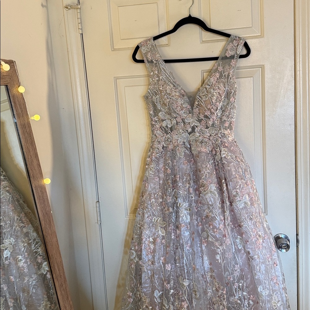 MAC DUGGAL
Silver Floral Embroidered Illusion V-Neck Gown - Picture 5 of 12